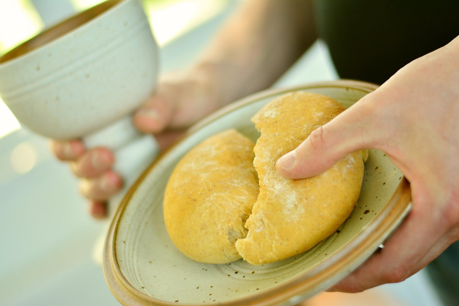 Juan 6:53-55 dice que debemos comer y beber el cuerpo y la sangre de Jesús. ¿No es esto transubstanciación del pan y el vino, en lugar de sólo una representación simbólica?